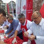bursa-emir-sultan-kulliyesinde-karpuz-ikrami-H5MMs42j.jpg