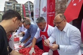 bursa-emir-sultan-kulliyesinde-karpuz-ikrami-H5MMs42j.jpg