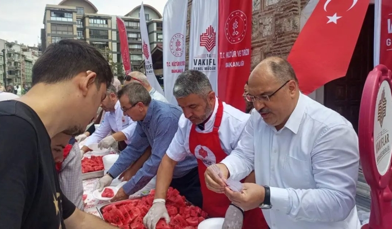 bursa-emir-sultan-kulliyesinde-karpuz-ikrami-H5MMs42j.jpg