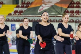 izmir-buyuksehirin-balkan-danslari-kursunda-coskulu-final-KFKsWrtx.jpg