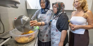 izmirde-dayanisma-mutfagi-anneleri-bir-araya-getiriyor-WF7CHW9Z.jpg