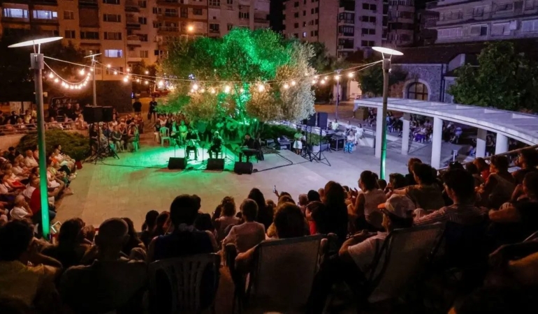 izmirde-zeytin-agacinin-altinda-gece-makami-ezgileri-PMe1Yjfx.jpg