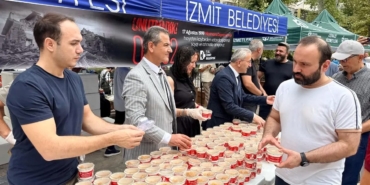 izmitte-deprem-hayatini-kaybedenler-anisina-helva-dagitildi-x7kZnukp.jpg