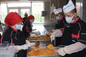 izmitte-sicak-yemek-destegiyle-dayanisma-buyuyor-TVquezii.jpg
