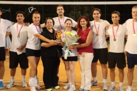 izmitte-voleybol-turnuvasi-sona-erdi-Em9U2lUU.jpg