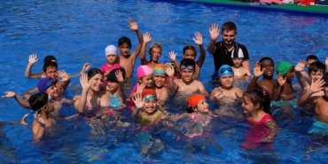 manisada-cocuklar-serinleyerek-yuzme-ogreniyor-ziRF8iDR.jpg