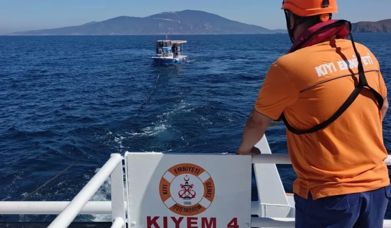 marmara-adasi-aciklarinda-arizalanan-tekne-kurtarildi-EWkBNza3.jpg