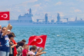 mavi-vatan-gururu-korfezi-sardi-izmit-korfezinde-tarihi-gecis-7waqVYXG.jpg