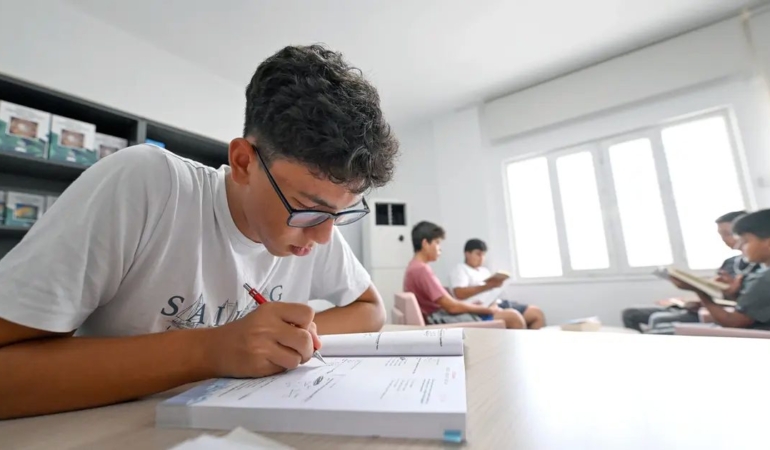 mersin-aydincik-okuma-salonu-ogrencilerin-gozdesi-FL9TJilx.jpg