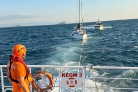moda-aciklarinda-suruklenen-tekne-kurtarildi-tCV4ntb6.jpg