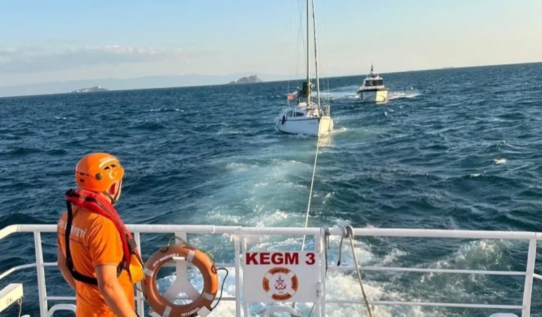 moda-aciklarinda-suruklenen-tekne-kurtarildi-tCV4ntb6.jpg