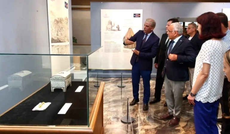 osmanlinin-mukaddes-emanetleri-orduda-sergileniyor-AAM87inw.jpg