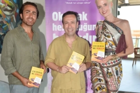 ozgur-arasin-cok-konusulan-kitabi-yeni-baskisini-titanic-luxury-collection-bodrumda-kutladi-uRLG1O3n.jpg
