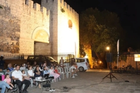 tarihi-surlarin-golgesinde-sinema-keyfi-CCzDKrRc.jpg