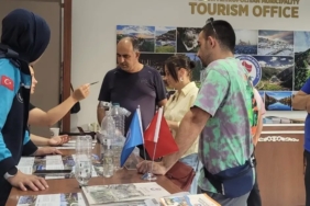 trabzonda-turizm-ofisleri-turistlerin-rehberi-oluyor-bSZPuC18.jpg