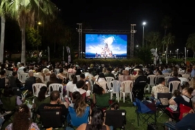 yukari-bak-filmiyle-sahilde-sinema-keyfi-DZwkKZkR.jpg