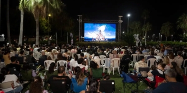 yukari-bak-filmiyle-sahilde-sinema-keyfi-DZwkKZkR.jpg