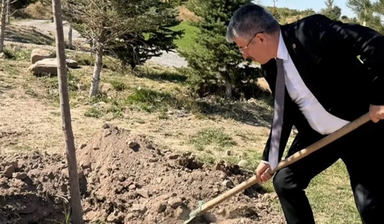 ak-partili-saban-copurluoglu-kayseri-talasta-fidan-dikti-Vu8KLJBs.jpg