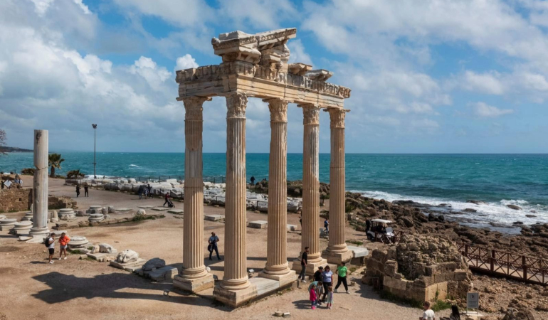 bakan-ersoy-turizmi-4-mevsime-yaymak-icin-calisiyoruz-pRI9QI81.jpg
