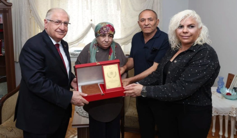 bakan-guler-sehit-er-alaattin-bulucun-ailesini-ziyaret-etti-y5J7y547.jpg