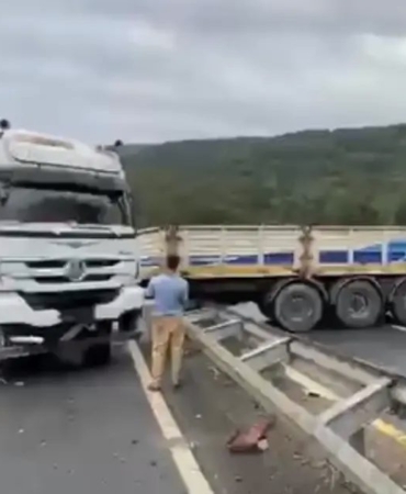duzce-akcakocada-tir-makas-atti-trafigi-kilitledi-ySWBI4Kh.jpg