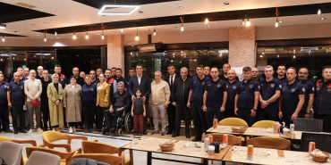 giresunda-baskan-kose-itfaiye-personeliyle-yemekte-bulustu-UMyTeQeR.jpg