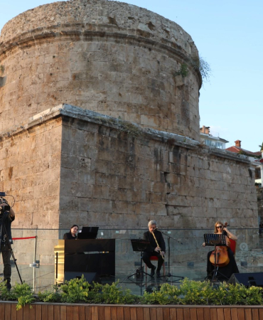 hidirlik-kulesinde-akdeniz-manzarasina-muzik-eslik-etti-8UX6pVYF.jpg