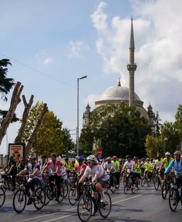istanbulda-yesilay-ve-l-tape-turkiyeden-halk-surusu-UVF47LEY.jpg