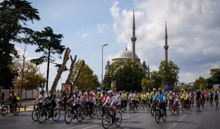 istanbulda-yesilay-ve-l-tape-turkiyeden-halk-surusu-UVF47LEY.jpg