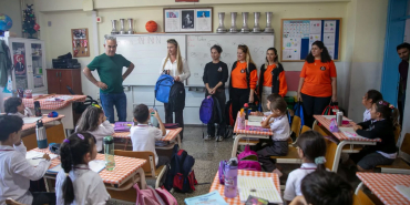 izmir-guzelbahcede-ogrencilere-kirtasiye-destegi-QatAgfy2.jpg