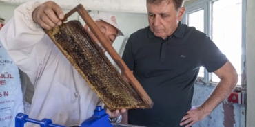 izmirde-baskan-tugay-ureticiyle-bal-sagdi-6eVKFXKe.jpg