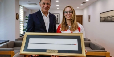 izmirde-sampiyon-okcu-dunya-yenihayattan-baskan-tugaya-ziyaret-GtPqX2mq.jpg