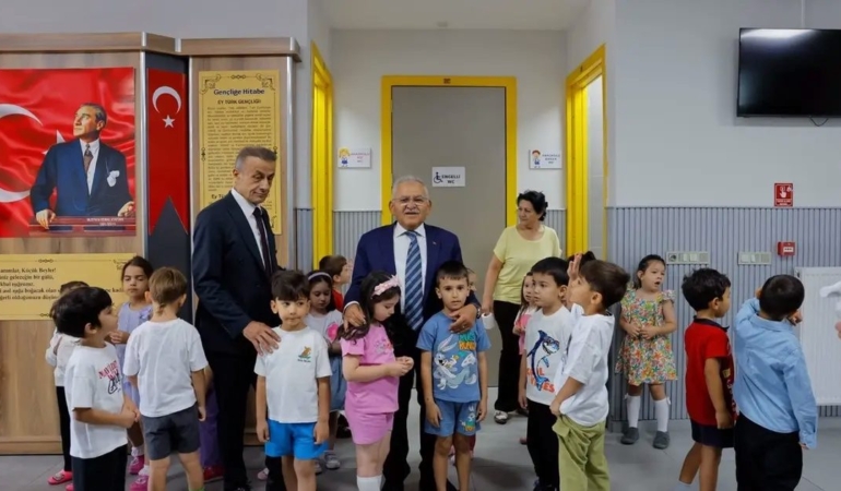 memduh-buyukkilic-kayserili-ogrencilerin-ilk-gun-heyecanina-ortak-oldu-WGUGnZTE.jpg