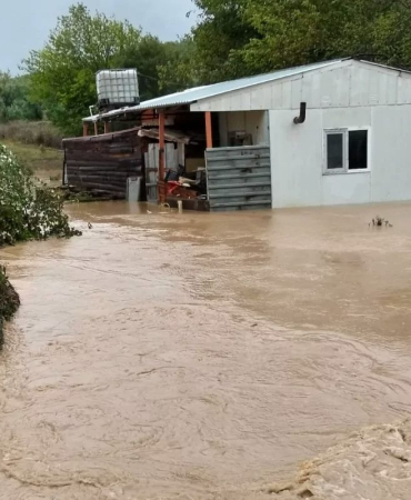 mudanya-yaliciftlikte-ev-sular-altinda-kaldi-mahsur-kalan-adini-mak-kurtardi-tv415kBW.jpg