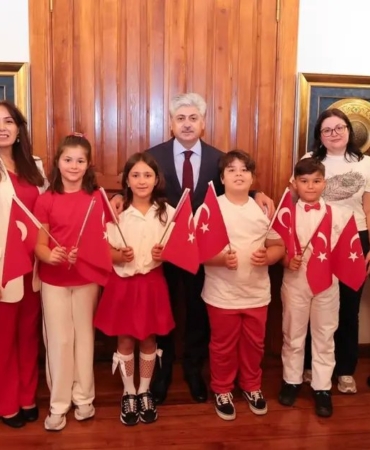 sakarya-egitiminde-yeni-donemin-ilk-gununde-vali-dogana-anlamli-ziyaret-wcWl5mFT.jpg