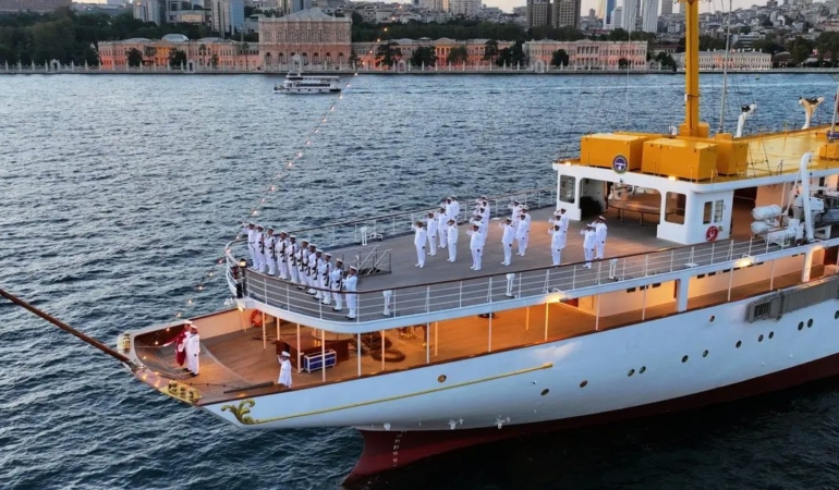 tcg-savarona-dolmabahce-aciklarinda-demirledi-j5BmG5d5.jpg