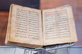 yuzyillarin-hazinesi-yeniden-vitrine-cikti-dunyada-iki-nushasi-var-biri-izmirde-eZyLwgQI.jpg